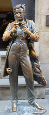 LVIV UKRAINE 09 09 09 17: Leopold Ritter von Sacher-Masoch 'un heykeli Avusturyalı yazar ve gazeteciydi, mazoşizm terimi onun adından türemiştir.