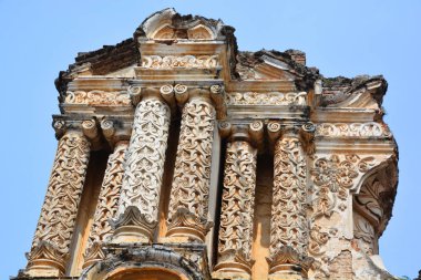 Antigua Guatemala Mayıs 02 2016: Bir zamanlar muhteşem olan bu binadan geriye kalanları görmek için El Carmen kilisesinin kalıntıları.
