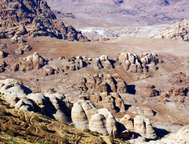 Petra Jordan 'ı çevreleyen çöl manzarası