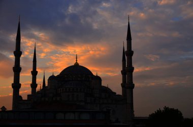 İstanbul 'un en popüler turistik mekanlarından Sultanahmed Camii' nin (Mavi Cami) silueti