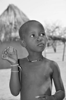 OTJIKANDERO NAMIBIA 09, 2014: Tanımlanamayan çocuk Himba kabilesi. Otjikandero Himba Yetim Köyü Projesi, Jaco Burger 'in, Himba kabilesinde çalışmak ve yaşamak için Kaokolger' e taşınmasıyla başladı.. 