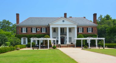 Charleston Güney Carolina 28 Haziran 2016: Mount Pleasant 'taki Boone Hall Çiftliği' nin ana evi, kayıp orijinal evin yerini alan büyük bir Koloni Diriliş çiftlik evi içeriyor. 