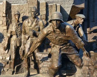 Varşova Ayaklanması Anıtı 'nın detayları 1944 Varşova Ayaklanması' na adanmıştır. 1989 yılında açılışı Wincenty Kucma tarafından yapıldı ve mimar Jacek Budyn 'di..