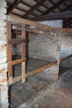 AUSCHWitz BIRKENAU POLAND 09 17: Toplama kampı iç kışla yatak odası, Polonya 'da Üçüncü Reich tarafından kurulan ve yönetilen bir Alman Nazi toplama kampı ve imha kampları ağı idi.