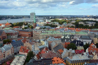 Riga Lavtia 09 17 2015: Başkenti ve en büyük şehri Letonya Riga kuş bakışı var. (Temmuz 2015) 641,007 nüfusu ile Riga Baltık Devletleri'nin en büyük şehir olduğunu. 