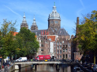 AMSTERDAM NETHERLAND 01 10 2015: Saint Nicholas Bazilikası, Basiliek van de Heilige Nicolaas Hollanda 'nın Eski Merkez Bölgesi' nde yer almaktadır. Şehrin en büyük Katolik kilisesi.
