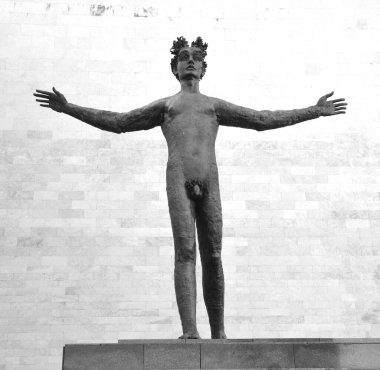 KAUNAS LITHUANIA 09: 18 2015: Kolları açık çıplak bir adamın bronz heykeli. Heykel, Petras Mazuras 'ın insan ruhunun ve vücudunun güzelliğini simgeliyor.