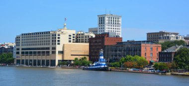 SAVANNAH GEORGIA USA 06: 28 2016: Hyatt Regency, Savannah 'da River Street ve Historic District' e doğrudan erişimi olan zarif, çağdaş bir sahil oteli.