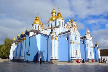 KIEV UKRAINE 09 04 17: Aziz Michael Altın Kubbe Manastırı işlevsel bir manastır. Manastır, Aziz Sophia Katedrali 'nin kuzeydoğusundaki Dinyeper Nehri' nin sağ kıyısında yer almaktadır..