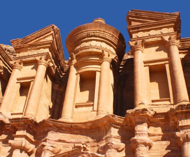 PETRA JORDAN 129: Ad Deir veya El Deir, Ürdün 'ün eski Petra kentinde kayadan oyulmuş anıtsal bir binadır. Nabatean Klasik Biçiminin bir örneği. 
