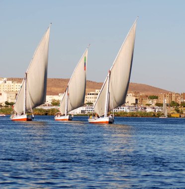 Aswan Mısır 25 Kasım: Felucca, Mısır 'ın Aswan kenti yakınlarındaki Nil nehri üzerinde 25 Kasım 2010.00 tarihinde yelken açtı.