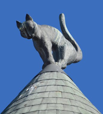 RIGA LATVIA 17 09 2015: Kedi Evi 'nin Detayları (Letonca: Ka? u isimleriyle) eski Riga kasabasında yer alan bina, Art Nouveau' nun bazı unsurları ile ortaçağ mimarisi olarak tasarlanmıştır..