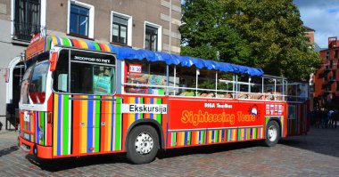 RIGA LATVIA SEPTEMBER 18 Eylül 2015: Riga Hop-On Hop-Off Tours Riga 'da Daugava nehrinin her iki yakasında. Tur üç farklı satırdan oluşuyor.