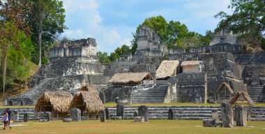 TIKAL, GUATEMALA MAYIS 03 2016: Guatemala Tikal Ulusal Parkı 'ndaki Kolomb öncesi Maya uygarlığının arkeolojik alanı 1979' dan beri UNESCO Dünya Mirası Alanı 'dır.