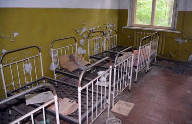 PRİPYAT CHERNOBYL UKRAINE 09 03: 17: Çernobil kazasının dışında kalan bölge, Hayalet Şehir Pripyat 'taki anaokulundaki yataklar, tarihteki en feci nükleer santral kazasının enerjisine hakim.,