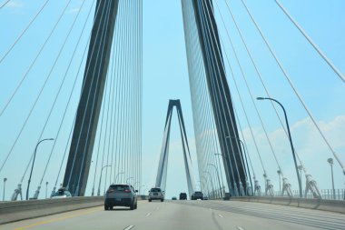 CHARLESTON SC ABD 06: 24 2016: Arthur Ravenel Jr. Köprüsü, ABD 'nin Güney Carolina kentindeki Cooper Nehri üzerinde Charleston şehir merkezini Mount Pleasant' a bağlayan kablolu köprü..