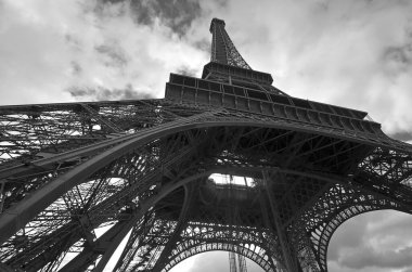 PARIS, FRANCE ECTOBER 14 Ekim 2013: The Tour Eiffel, Fransa 'nın başkenti Paris' te bulunan Champ de Mars 'ta inşa edilmiş demirden bir kafes kulesidir. Dünya Fuarı için 1887 ve 1889 yılları arasında inşa edilmiştir (Fuar 1889).)