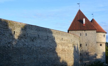 TALLINN, ESTONYA - 18 Eylül 2015: Nunna, Sauna ve Kuldjala kulelerini birbirine bağlayan duvar ortaçağ istilacılarına karşı kasabayı koruduğunu hayal etmek için.