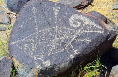 Petroglyph Ulusal Anıtı, Kuzey Amerika 'nın en büyük petrol sahalarından birini koruyor. Volkanik kayalara Amerikan ve İspanyol yerleşimciler Albuquerque, New Mexico