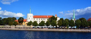 Riga Letonya 09 22 2015: Riga Castle Riga'da Daugava Nehri kıyısında bir kale, kale 1330 kurulmuştur. Bu yapı iyice 1497 ve 1515 arasında yeniden inşa edildi.