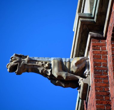 HELSINKI FINLAND 26 2105 SEPTEMBER: Punavuori 'deki St. John Kilisesi' nin (Johanneksenkirkko) Gargoyle 'ı. Neogotik tarzın temsilcisi olarak Finlandiya 'nın en büyük taş kilisesidir..