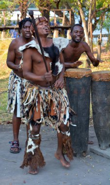 Victoria Falls Zimbabwe 16 Ekim: 16 Ekim 2014 tarihinde Victoria Falls Zimbabwe 'de Ndebele kabilesinden bir sokak dansçısı. Kuzey Ndebele halkı mendebele, Güney Afrika' da yer alan bir Bantu ulusu ve etnik gruptur. 