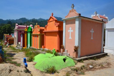 Chichicastenango Gustemala 29 Nisan 2016: Chichicastenango aile üyelerinin mezarı onurlandırmak amacıyla boyadıkları mezarlık