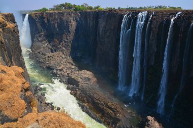 Victoria Şelalesi veya Mosi-oa-Tunya (Tokaleya Tonga: The Smoke That Thunders), Güney Afrika 'da Zambezi Nehri üzerinde Zambiya ve Zimbabwe arasında yer alan bir şelaledir.. 
