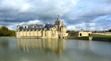 Chantilly Fransa 17 Ekim: Chantilly Şatosu, Fransa 'nın Chantilly kentinde bulunan tarihi bir kaledir. 17 Ekim 2014 'te. Fransa 'nın en iyi sanat galerilerinden biridir ve halka açıktır. 