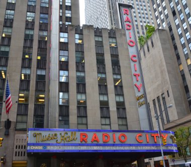 NEW YORK CITY - OCT, 26: Radio City Music Hall Rockefeller Center Otc 26, 2013, New York, New York. 1932 'de tamamlanan ünlü müzikhol 1978' de şehir simgesi ilan edildi..