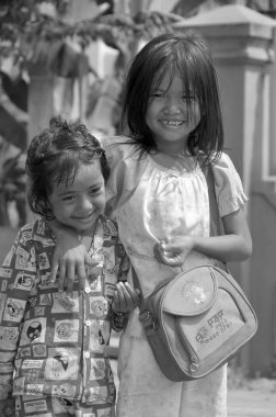Phnom Phen, Kamboçya 23 Mart 2013: Sadece Phnom Phen, Kamboçya 'da tanımlanamayan sokak çocukları poz veriyor. Sadece Phnom Penh' de 10 ila 20 bin arasında çocuk yaşıyor ve sokaklarda çalışıyor.