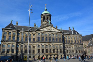 AMSTERDAM NETHERLAND 10 03 15: Amsterdam Kraliyet Sarayı Hollanda 'daki parlamento kararıyla hükümdarın emrine verilen üç saraydan biridir.. 