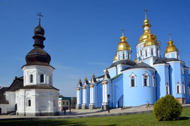 KIEV UKRAINE 09 04 17: Sığınmacı Aziz John İlahi ve Aziz Michael Altın Kubbe Manastırı. Manastır, Aziz Sophia Katedrali 'nin kuzeydoğusundaki Dinyeper Nehri' nin sağ kıyısında yer almaktadır.