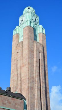 Helsinki Finlandiya 25 Eylül 2015: Helsinki Merkez Tren İstasyonu 'ndaki saat kulesi, Helsinki şehir merkezinin bir parçası olan Kluuvi' de yaygın olarak tanınan bir simgedir.