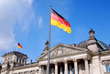 BERLIN GERMANY 05: 20 2010: Reichstag resmi olarak Deutscher Bundestag Plenarbereich Reichstagsgebaude, Berlin 'de Alman İmparatorluğu' nun İmparatorluk Diyeti 'ne ev sahipliği yapmak için inşa edilmiş tarihi bir yapıdır..