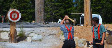 VANCOUVER BC CANADA 27 HAZİRAN 2015: Grouse Dağı Odunculuk gösterisinde balta atma becerilerini Grouse Dağı 'nın tepesinde sergileyen şampiyon sanatçılardan oluşan bir ekip.