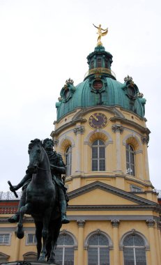 BERLİN GERMANY 12 Mayıs 2010: Büyük Frederick 'in heykeli Berlin, Almanya' daki Charlottenburg Sarayı 'nın dışına dikildi.