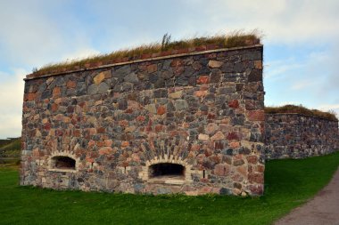 HELSINKI FINLAND SEPTEMBER 25 2015: Suomenlinna 'nın kaya duvarı altı ada üzerine inşa edilmiş bir deniz kalesidir.