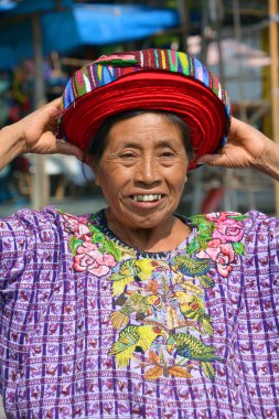 Santiago de Atitlan Guatemala 29 Nisan 2016: Tzutujil kadın geleneksel bir toyokal şapka giyiyor. Maya halkı hala Guatemala 'daki nüfusun çoğunluğunu oluşturuyor.,