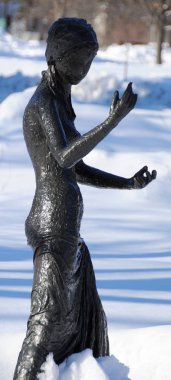 Kış günü kadın heykeli