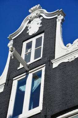 Amsterdam Hollanda 03 Ekim 2015: Tipik kanal evleri. Kanal evleri genellikle bir bodrum ve çatı ve tavan nerede ticaret malları saklanan olabilir vardı