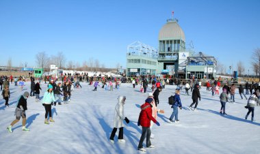 MONTREAL CANADA 25 Şubat 2012: Eski liman buz halkası yapay buz yüzeyi, tarihi Old-Montreal ve nehir manzarası