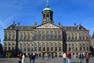 AMSTERDAM NETHERLAND 10 03 15: Amsterdam Kraliyet Sarayı Hollanda 'daki parlamento kararıyla hükümdarın emrine verilen üç saraydan biridir.. 