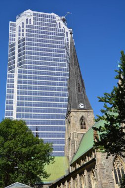 MONTREAL CANADA 09: 16 2016: Montreal Anglikan Kilisesi KPMG ya da Place de la Cathedrale, 1987 yılında Montreal 'de tamamlanan 34 katlı gökdelen.