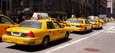 NEW YORK CITY, New York - 15 Mayıs 2008: New York şehrinin taksileri şehrin yaygın olarak tanınan ikonlarıdır. Kanarya sarısı boyalı taksiler beş ilçenin her yerinden yolcu alabiliyor..