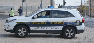 JERUSALEM ISRAEL 25 10 16: İsrail Polisi İsrail 'in sivil polis teşkilatıdır, görevleri suçla mücadele, trafik kontrolü, kamu güvenliğini korumak ve terörle mücadele içerir.