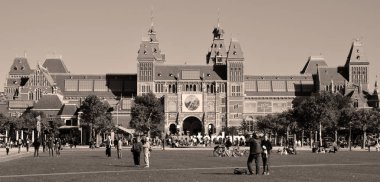 Amsterdam Hollanda 1003 2015 Rijksmuseum Amsterdam 'da sanat ve tarih üzerine kurulmuş bir Hollanda ulusal müzesidir. 1800 yılında Lahey 'de kuruldu ve 1808 yılında Amsterdam' a taşındı.