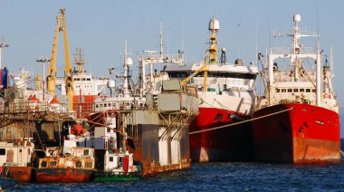 USHUAIA ARGENTINA NOV. 27: Seaport Ushuaia, Arjantin 'in Tierra del Fuego, Antartida e Islas del Atlantico Sur eyaletinin başkentidir. Yaygın olarak dünyanın en güneydeki şehri olarak kabul edilir.