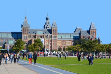 Amsterdam Hollanda 1003 2015 Rijksmuseum Amsterdam 'da sanat ve tarih üzerine kurulmuş bir Hollanda ulusal müzesidir. 1800 yılında Lahey 'de kuruldu ve 1808 yılında Amsterdam' a taşındı.