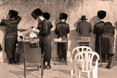 JERUSALEM ISRAEL 26 10 16: Yahudi duası Batı Duvarı, Ağlama Duvarı Ağlama Yeri eski Kudüs şehrinde antik bir kireçtaşı duvardır. Büyük Herod 'dan İkinci Yahudi Tapınağı